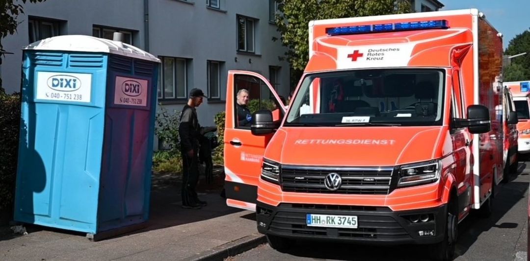Einsatzkräfte kümmern sich an der Adolf-Wagner-Straße in Eißendorf um die Verletzten.  Foto: Lenthe-Medien