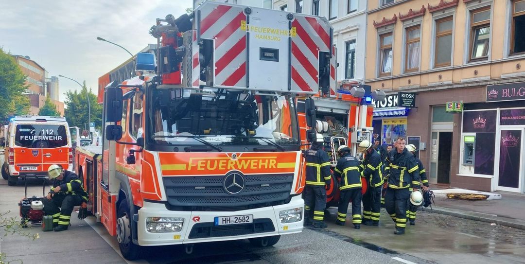 Großeinsatz für die Feuerwehr an der Wilstorfer Straße. Foto: Lenthe-Medien/Apelt Großeinsatz für die Feuerwehr an der Wilstorfer Straße. Foto: Lenthe-Medien/Apelt