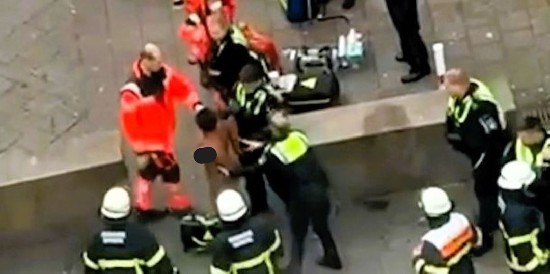 Nackt-Drama auf Marktplatz: Frau flüchtet übers Dach und landet auf Kohlköpfen