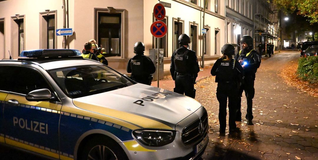 Schwer bewaffnete Polizisten im Phoenix-Viertel: Erneuter Großeinsatz wegen Swatting