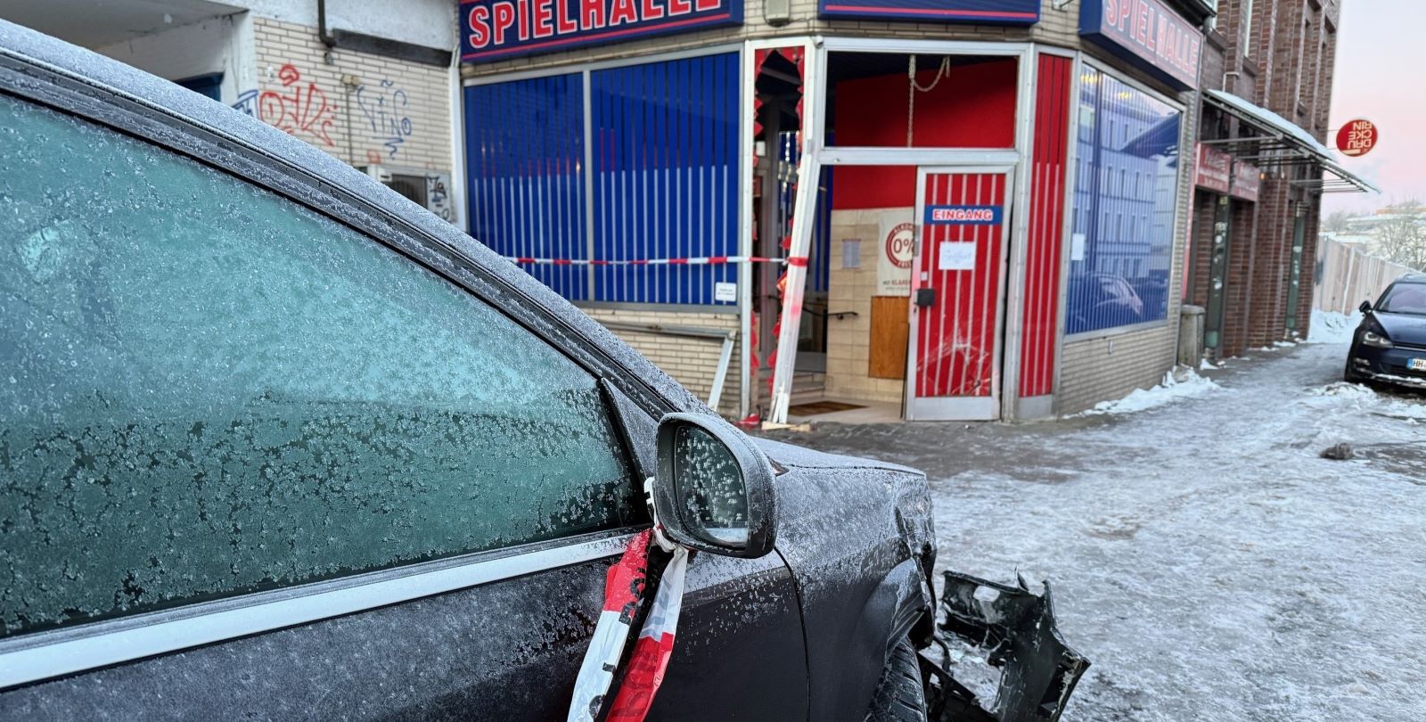 Unfall auf der Winsener Straße: Auto fährt in Spielhallen-Eingang