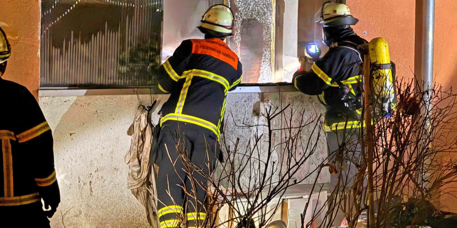 Balkon steht in Flammen: Feuerwehreinsatz am Sonntagabend in Wilstorf