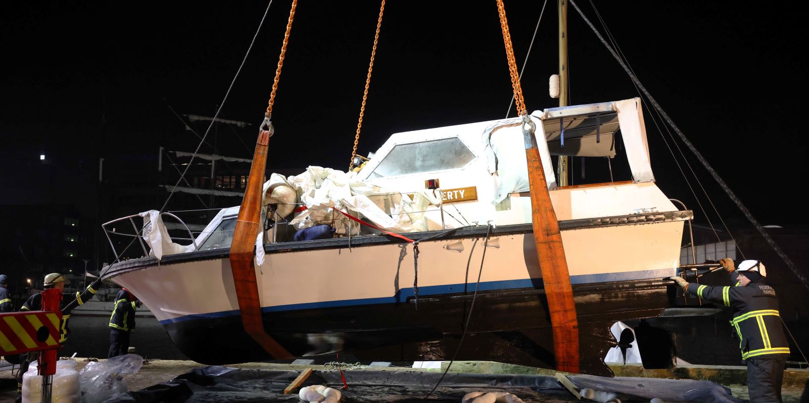 Großeinsatz im Binnenhafen: Feuerwehr verhindert größere Ölverschmutzung