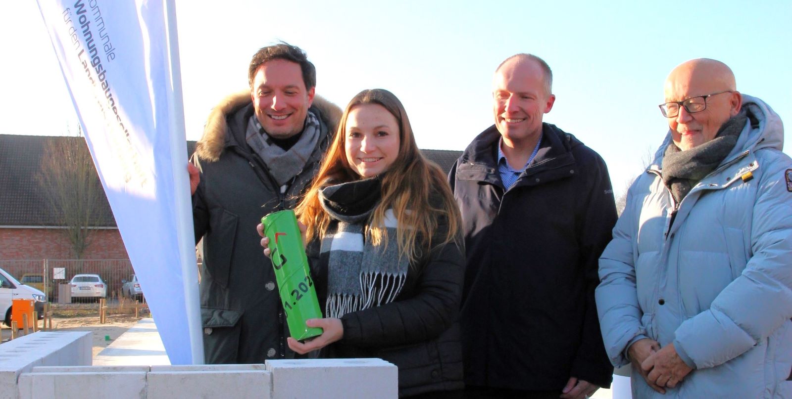 Das darf bei einer Grundsteinlegung nicht fehlen: KWG-Projektleiterin Jennifer Rothe versenkt die Zeitkapsel im Mauerwerk. Foto: Landkreis Harburg