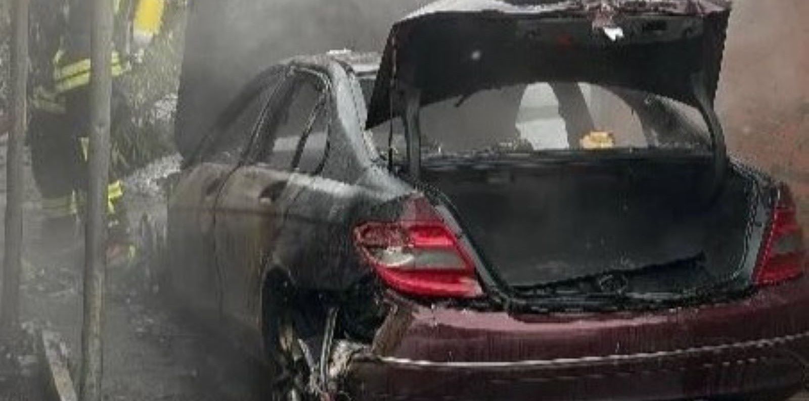 Mercedes in Flammen: Feuerwehr verhindert Übergreifen des Feuers