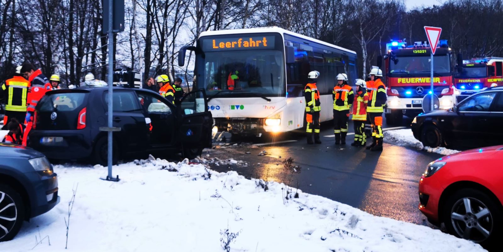 Verkehrsunfall zwischen VW und Bus: Autofahrerin in Maschen schwer verletzt