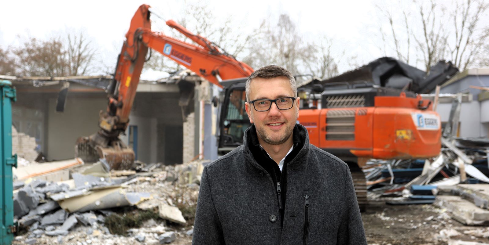 Schulleiter Malte Sorgenfrei freut sich, das die Abrissarbeiten begonnen haben. Foto: Christian Bittcher