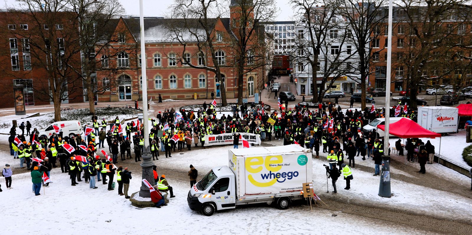 Streik legt Nahverkehr lahm: Rund 500 Beschäftigte gingen für mehr Lohn auf die Straße