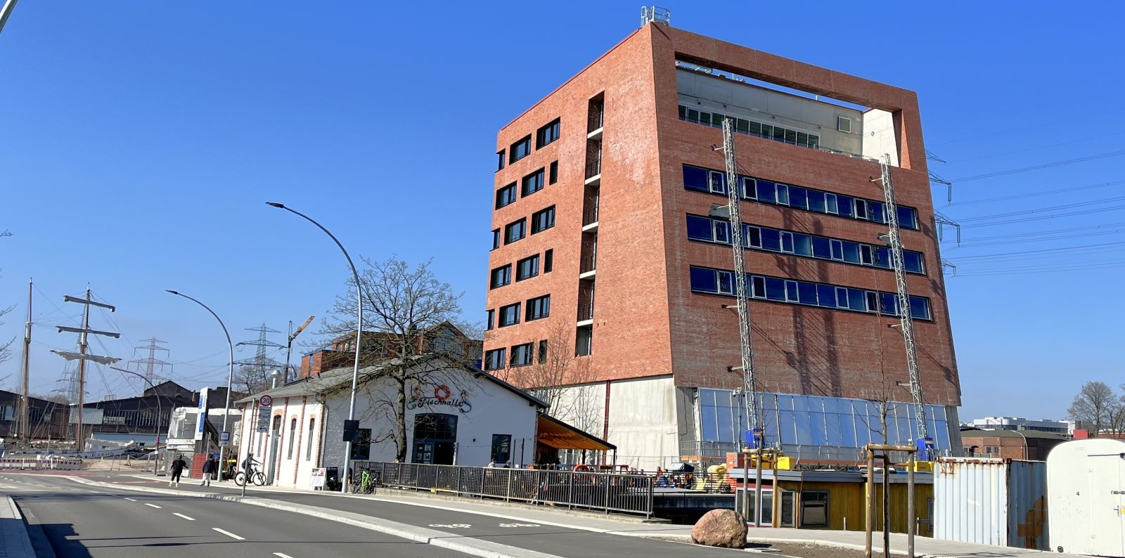 Rundfahrt mit dem Bus durch Harburg und den Hafen mit Hans-Ulrich Niels
