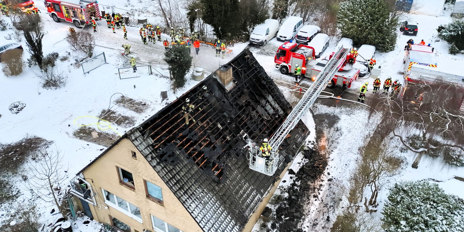 Über die Drehleiter der Feuerwehr Meckelfeld wurden die Löscharbeiten durchgeführt. Foto: FF Ramelsloh Über die Drehleiter der Feuerwehr Meckelfeld wurden die Löscharbeiten durchgeführt. Foto: FF Ramelsloh