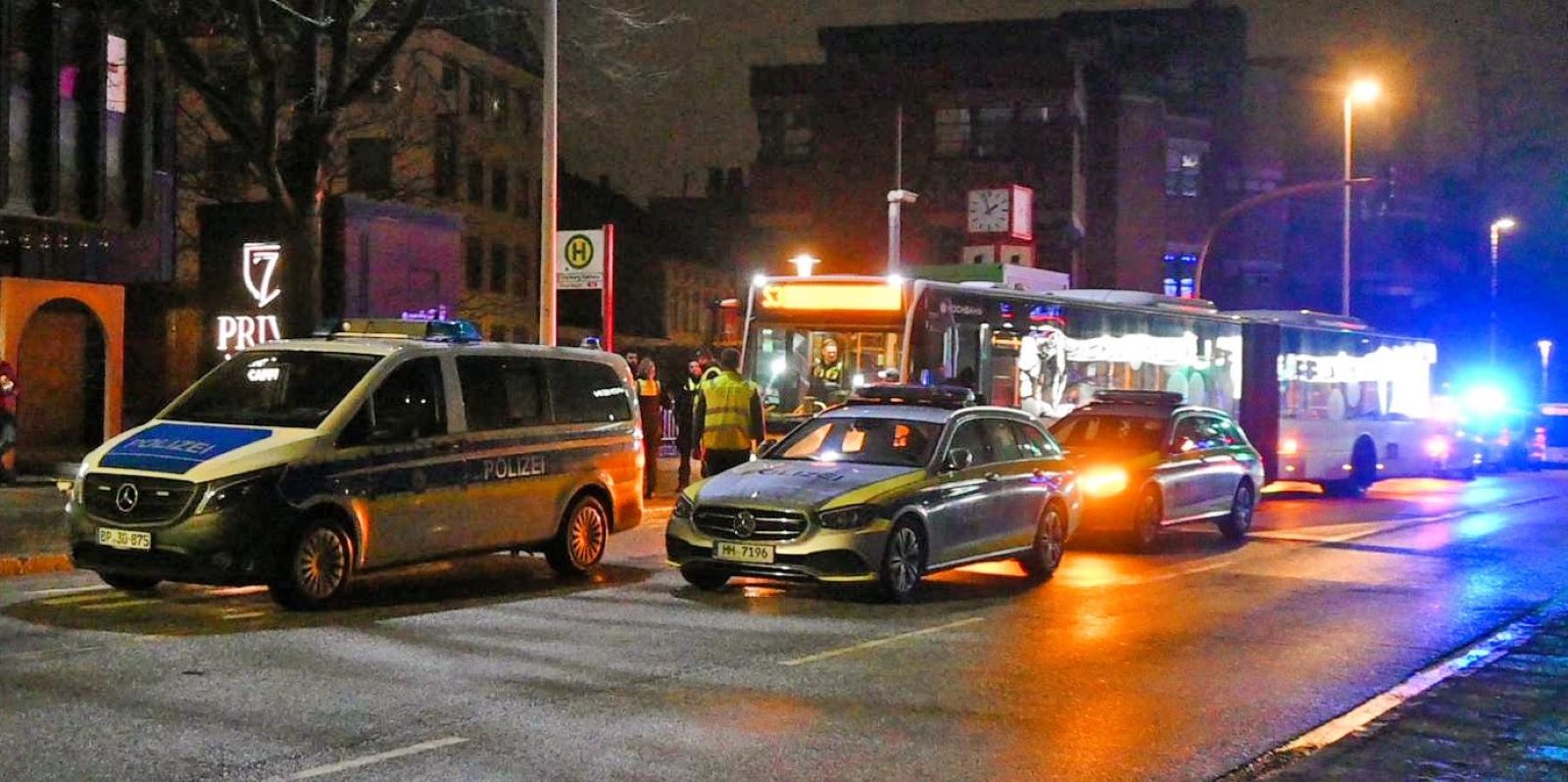 Sexualdelikt in Ersatzbus der S-Bahn: Zwei Männer vorläufig festgenommen