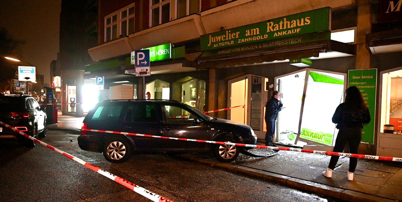 Auto rast in Juweliergeschäft: Polizei ermittelt nach Einbruch am Rathausplatz