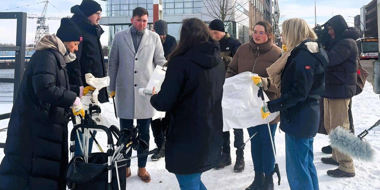 90 Müllsäcke kamen zusammen: Erfolgreicher Start für „Harburg räumt auf“ 