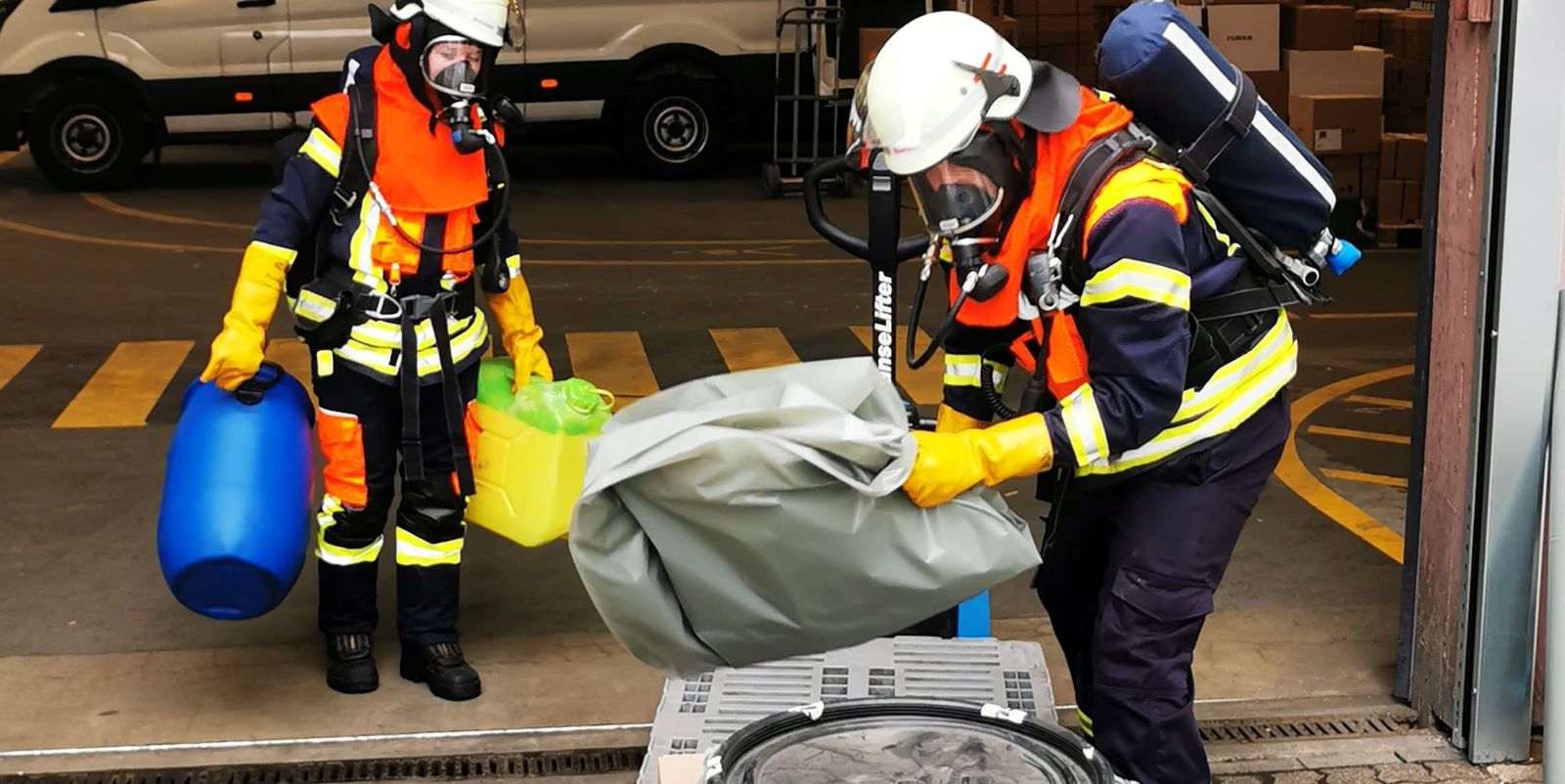 Großeinsatz der Feuerwehr: Gefahrgutunfall in einer Spedition in Maschen