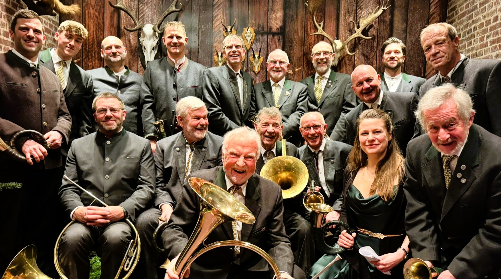Traditionell wurden die Gäste durch die Jagdhornbläser - hier in der Fotobox - zum Ball begrüßt. Foto: Jägerschaft