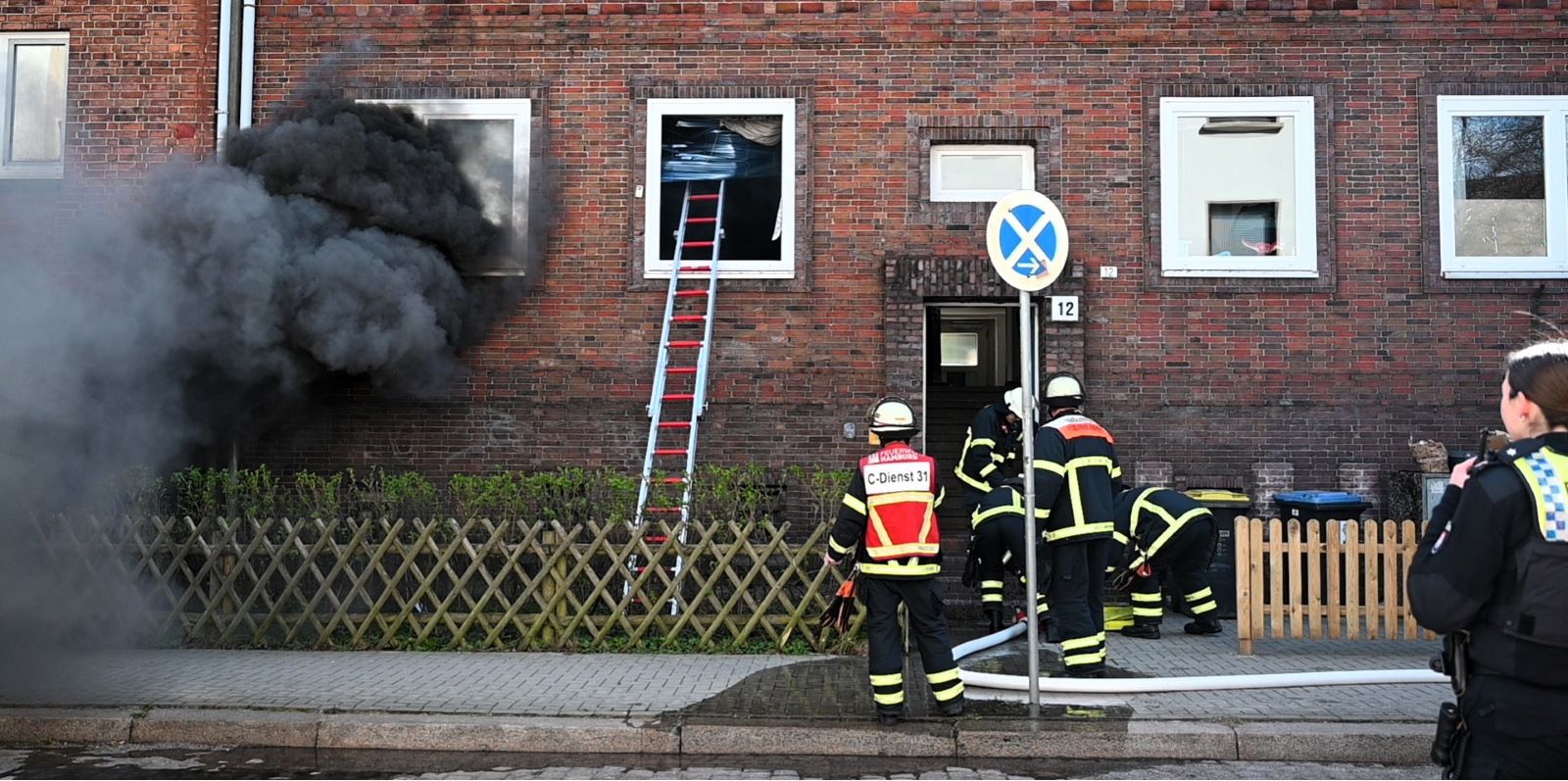 Ältere Frau bei Wohnungsbrand in Heimfeld lebensgefährlich verletzt – Hund verendet