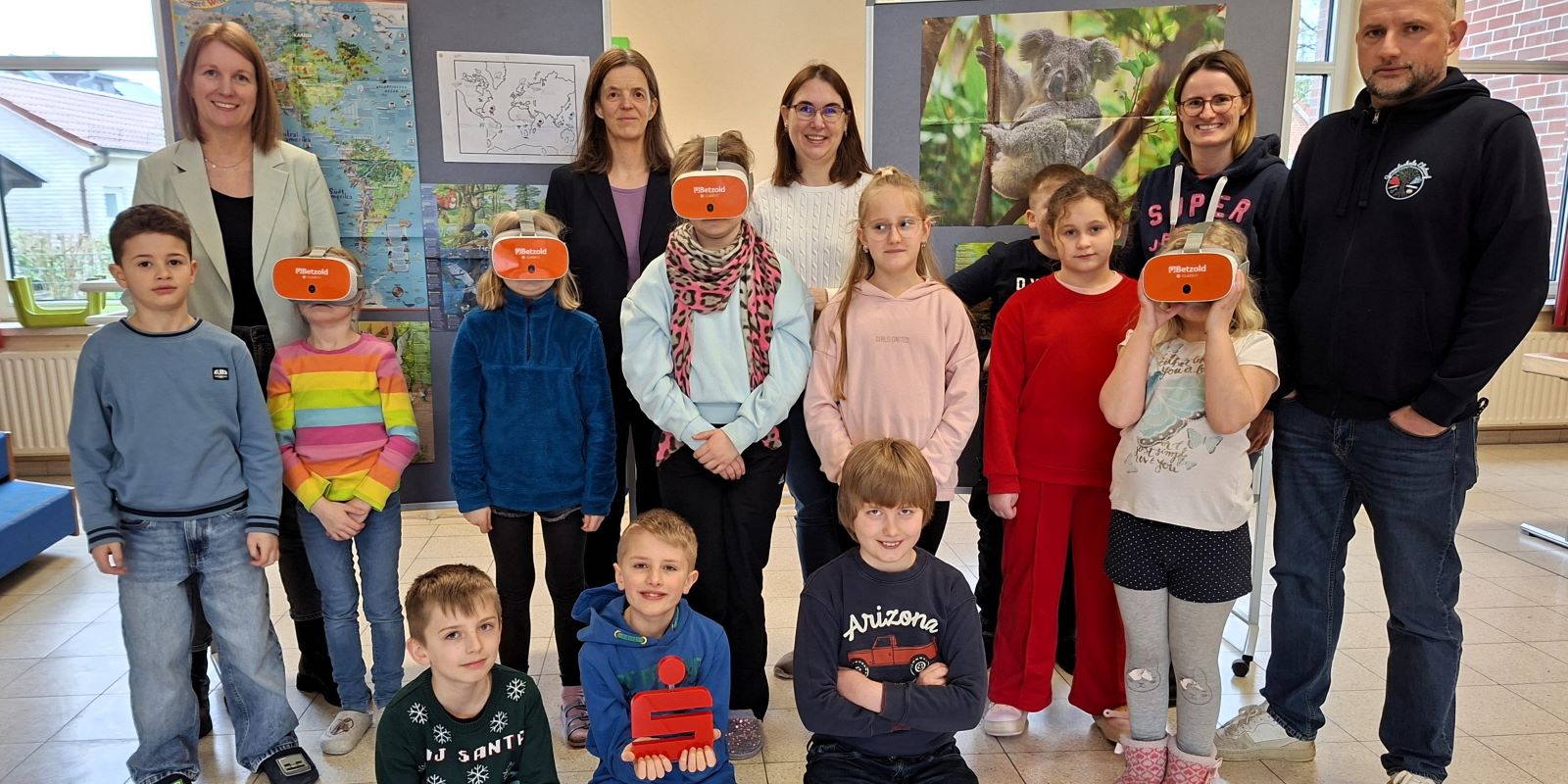 Sparkasse unterstützt Grundschule Elstorf bei der Anschaffung von VR-Brillen