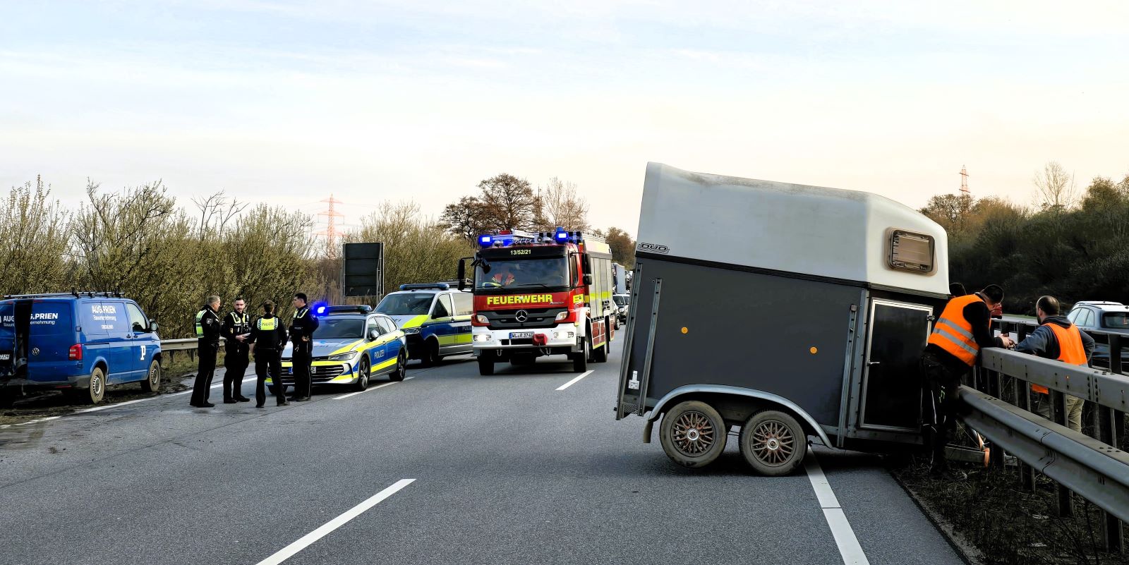 Anhänger nach Unfall in Leitplanke verkeilt: Einsatz für die Feuerwehr auf der A1