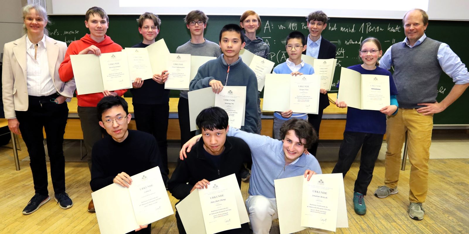 Die Landes-Sieger der 65. Mathematik-Olympiade 2025/2026. Für die Acht- bis Dreizehntklässler führt der Weg im Juni zur Bundesrunde – und damit zur Qualifikation für die deutsche Mathe-Nationalmannschaft. Links und rechts von den Preisträgern: Antje Behnke und Niels Mense vom Gymnasium Christianeum. Foto: TUHH