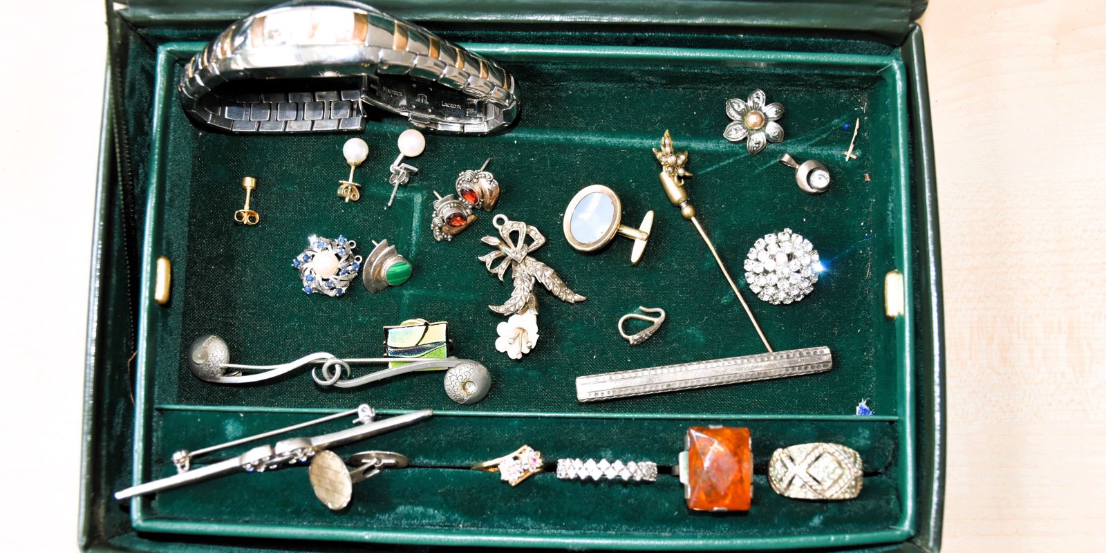 Bei Aufräumaktion Schmuckschatulle gefunden: Polizei sucht den Eigentümer