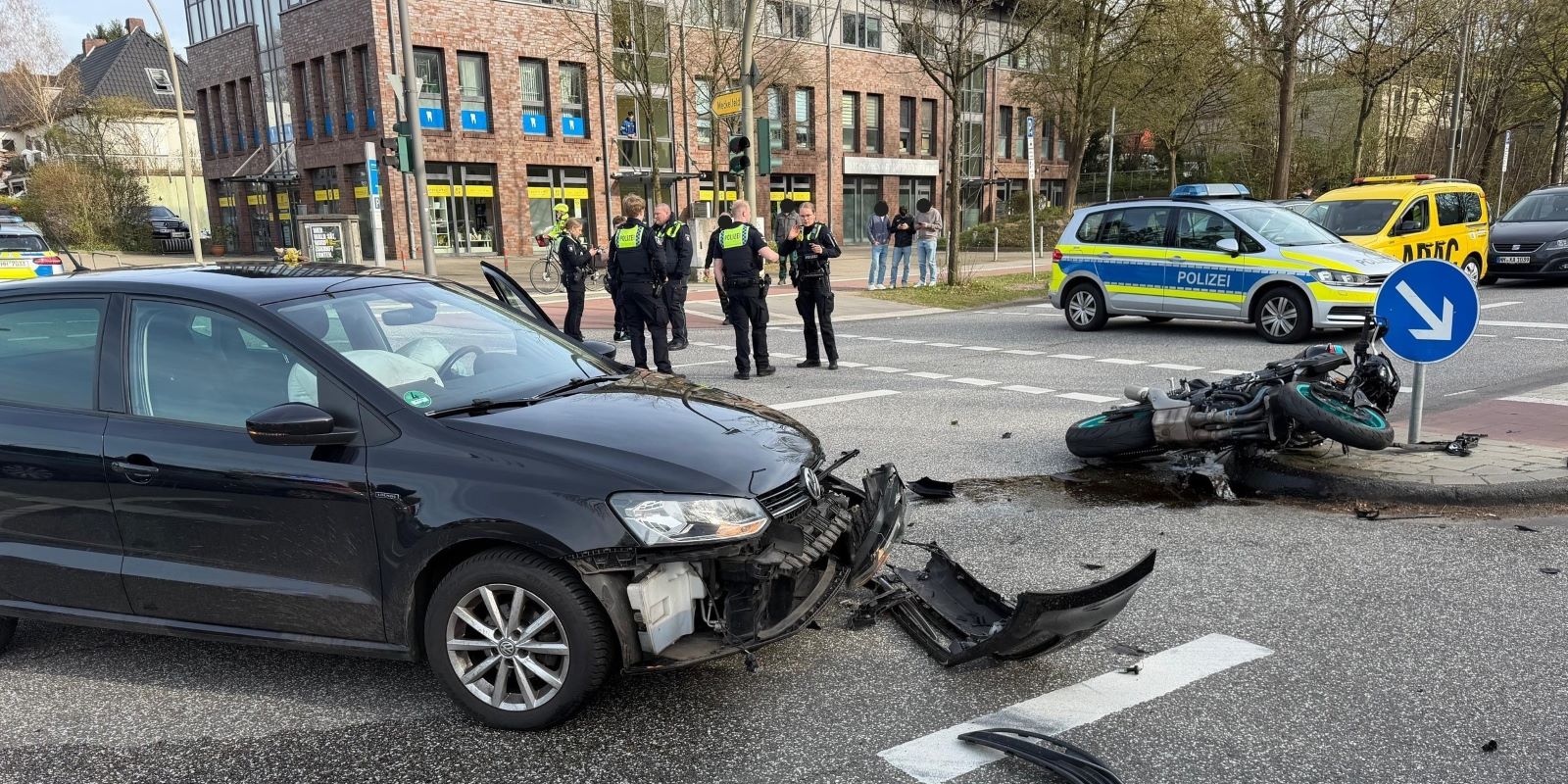 Sinstorf: Motorradfahrer bei Zusammenstoß mit Pkw verletzt