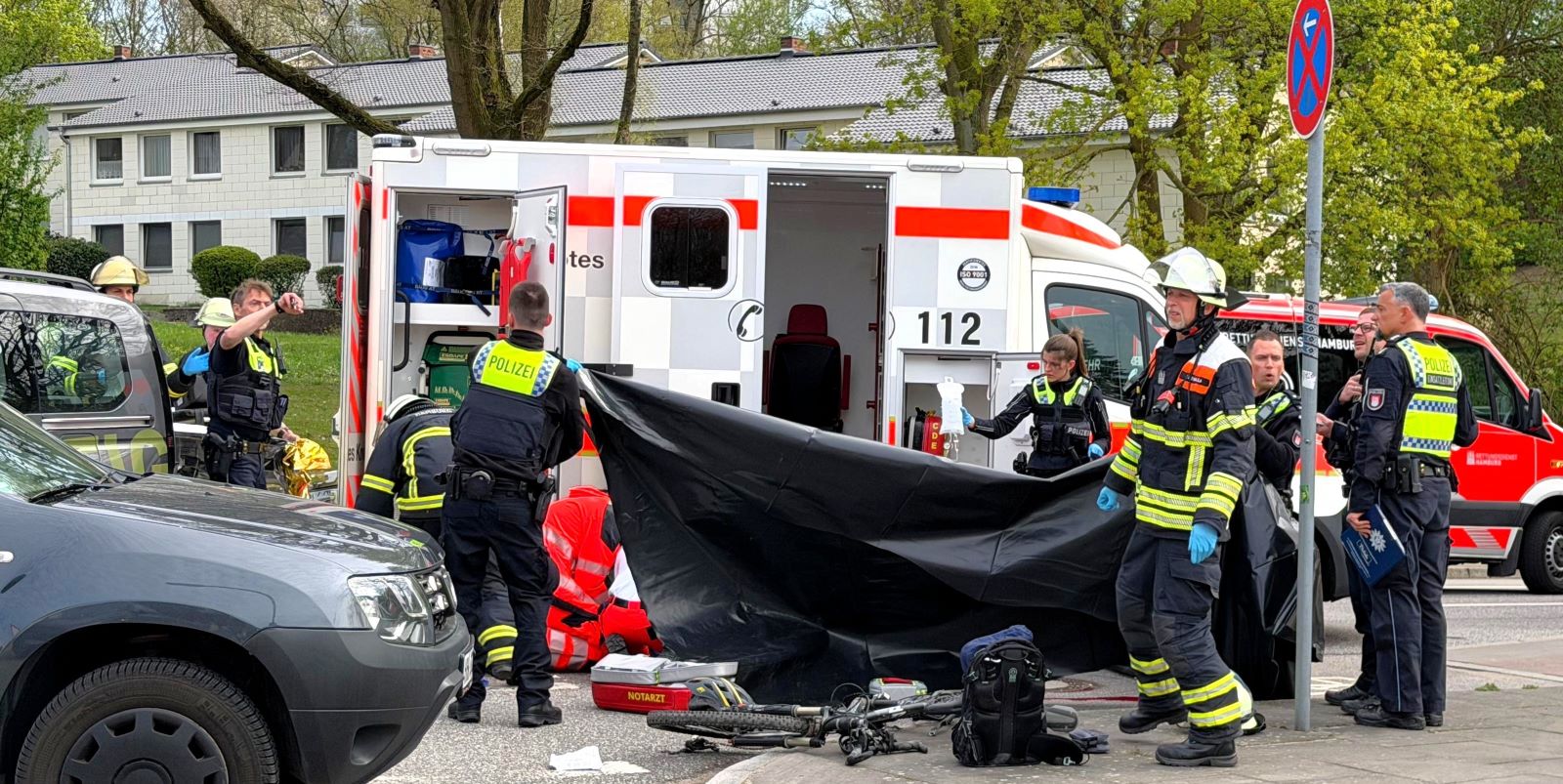 Rettungskräfte leiteten sofort Reanimationsmaßnahmen ein, doch trotz aller Bemühungen verstarb der Junge noch an der Unfallstelle. Foto: Lenthe-Medien