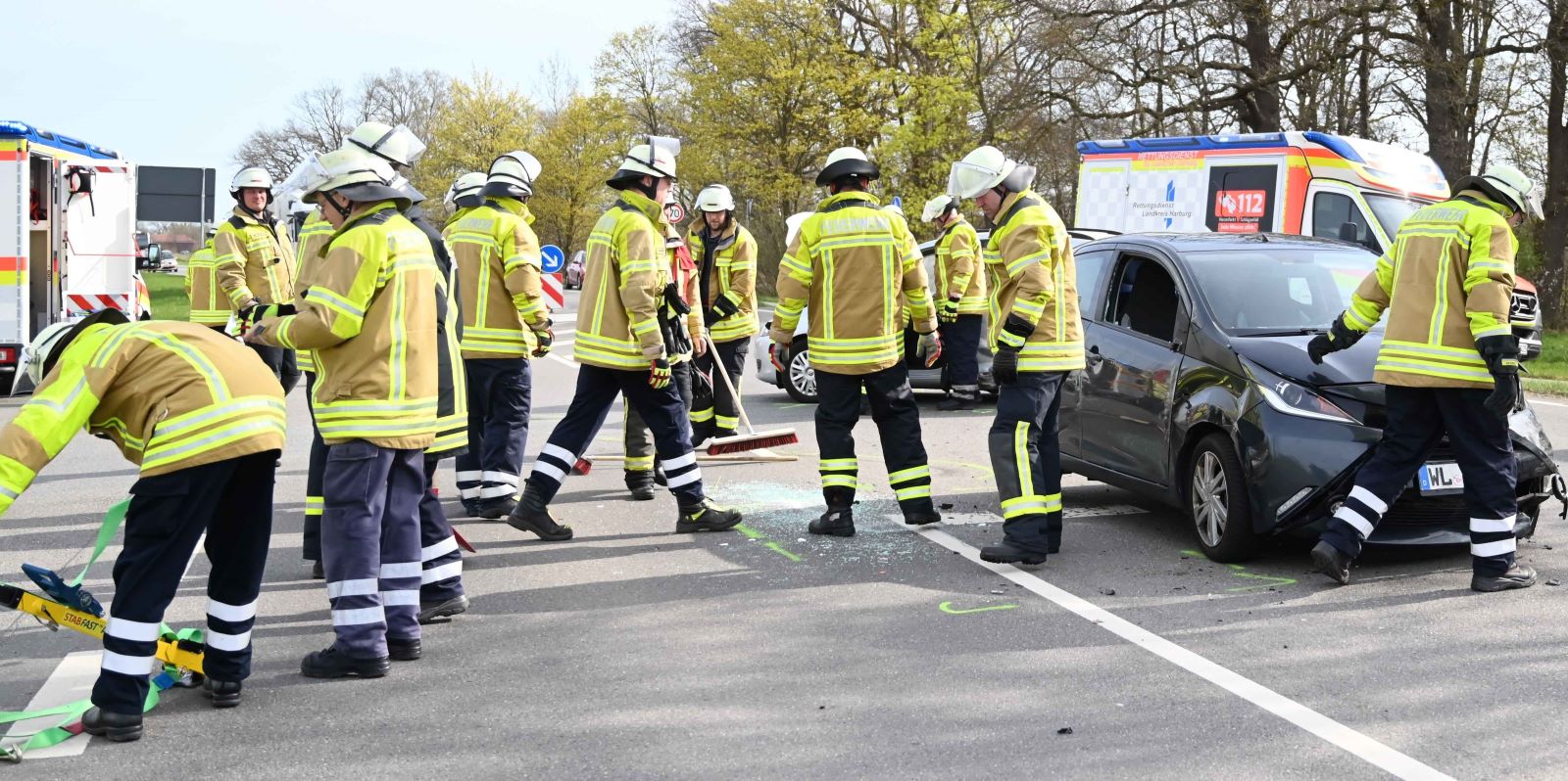 Einsatzkräfte an der Unfallstelle an der an der Pattenser Spitze. Foto: Lenthe-Medien