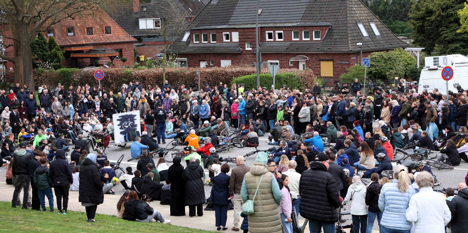 Lkw-Unfall in Wilstorf: 500 Teilnehmer bei Trauer-Mahnwache für Simon