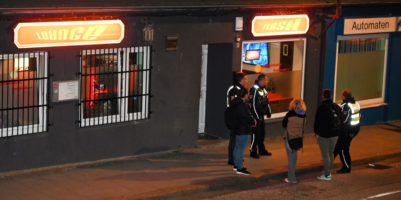 Mit einem umfangreichen Schwerpunkteinsatz ist die Polizei in der Nacht zu Samstag gegen illegales Glücksspiel und weitere Verstöße im Harburger Stadtgebiet vorgegangen.  Foto: Lenthe-Medien