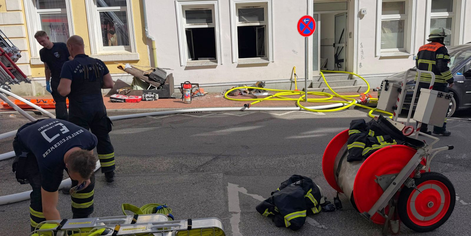 Bei einem schweren Wohnungsbrand in der Lassallestraße ist am Dienstagnachmittag eine Person lebensgefährlich verletzt worden. Foto: Lenthe-Medien