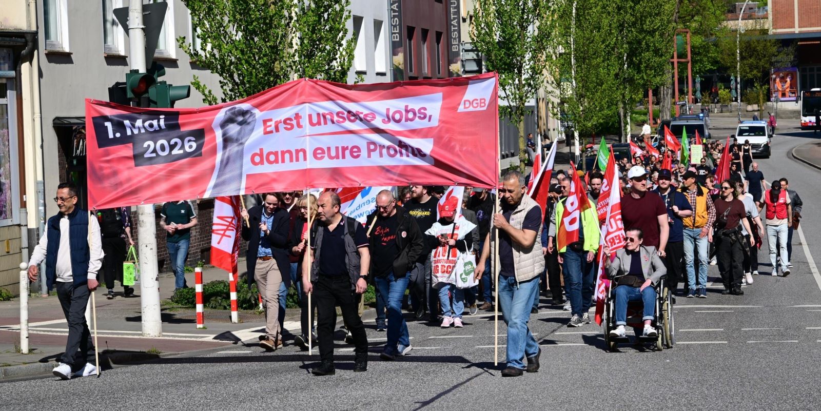 Mai-Demonstration: 300 Teilnehmer marschieren durch Harburg