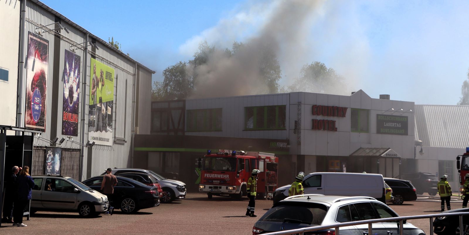 Ein Großaufgebot der Feuerwehr ist am Freitagvormittag zu einem Brand in einem Fitnessstudio mit angeschlossenem Hotelbetrieb an der Osttangente ausgerückt. Foto:  Lenthe-Medien/Müller