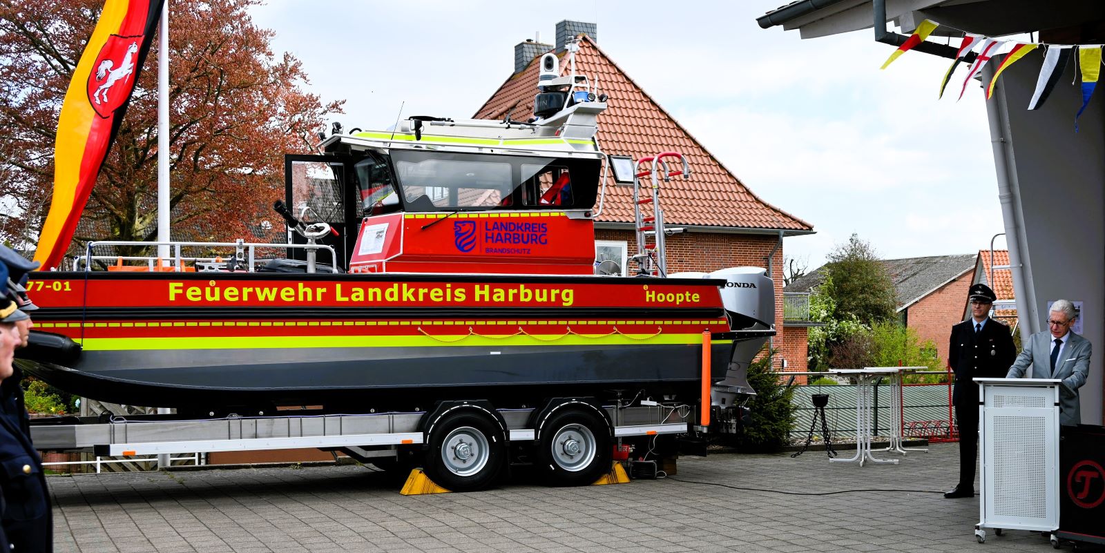 Neues Mehrzweckboot der Kreisfeuerwehr offiziell in Hoopte übergeben. Foto: Feuerwehr