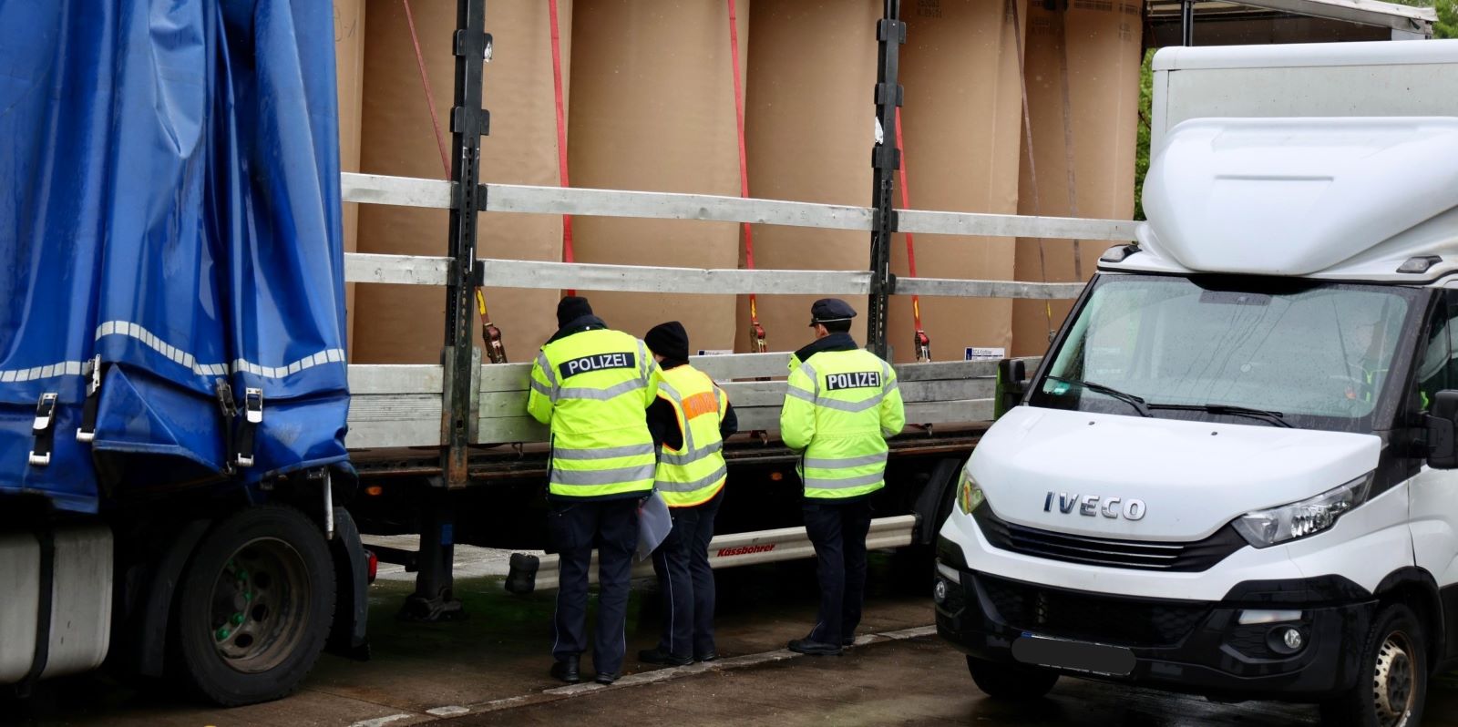 Schwerlastkontrolle auf der A7: Polizei stoppt zahlreiche unsichere Transporte