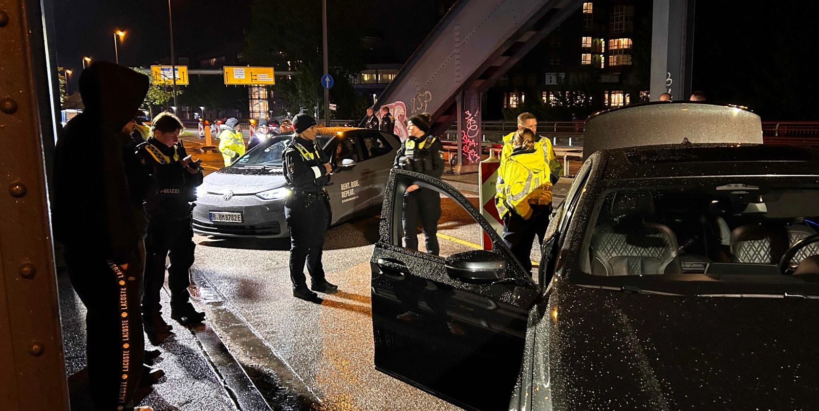 Die Polizei Hamburg hat am Mittwochabend gemeinsam mit weiteren Behörden eine umfangreiche Verkehrskontrolle auf der Elbbrücke in Fahrtrichtung stadtauswärts durchgeführt. Foto: Lenthe-Medien/Presang Die Polizei Hamburg hat am Mittwochabend gemeinsam mit weiteren Behörden eine umfangreiche Verkehrskontrolle auf der Elbbrücke in Fahrtrichtung stadtauswärts durchgeführt. Foto: Lenthe-Medien/Presang