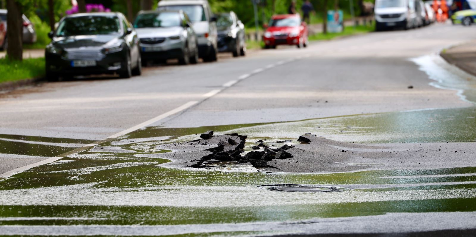 Zwischen Bremer Straße und Dahlkamp musste der Marmstorfer Weg aufgrund der aufgerissenen Fahrbahn vollständig gesperrt werden. Foto: Lenthe-Medien/Reimer Zwischen Bremer Straße und Dahlkamp musste der Marmstorfer Weg aufgrund der aufgerissenen Fahrbahn vollständig gesperrt werden. Foto: Lenthe-Medien/Reimer