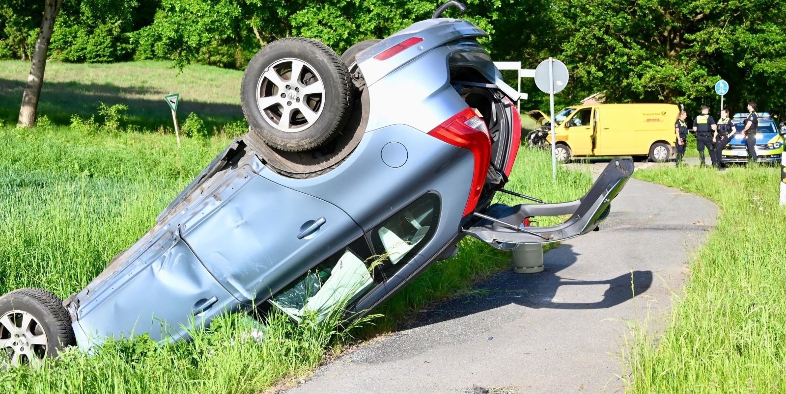 Durch die Wucht des Aufpralls überschlug sich der Volvo und blieb auf dem Dach in einem Straßengraben liegen. Foto: Lenthe-Medien Durch die Wucht des Aufpralls überschlug sich der Volvo und blieb auf dem Dach in einem Straßengraben liegen. Foto: Lenthe-Medien