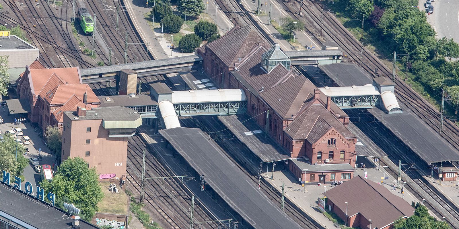 Schlägerei im Bahnhof Harburg: 31-jähriger Mann stürzt ins Gleisbett